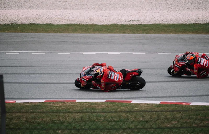 MotoGP di Notte: Come le Strategie di Gara Fanno Impazzire le Quote Live e Dove Trovare il Valore