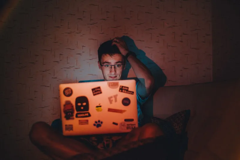 Dormire Poco e Scommettere Tanto: Il Nemico Silenzioso del Tuo Bankroll Notturno